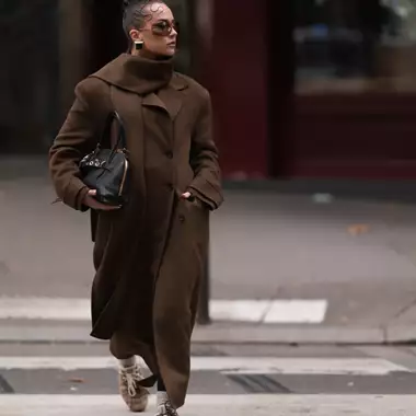 Κομψή μετά τα 40 | 5 τρόποι για να φορέσετε τα sneakers το φθινόπωρο