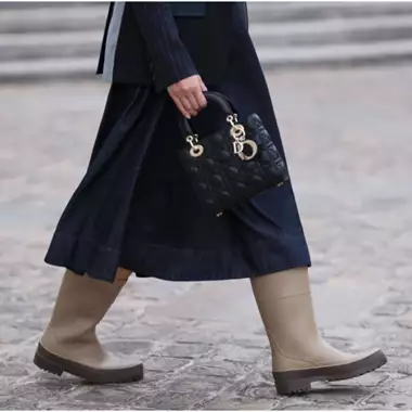 Αυτές οι γαλότσες είναι τόσο κομψές που θα τις φορέσετε και χωρίς να βρέχει