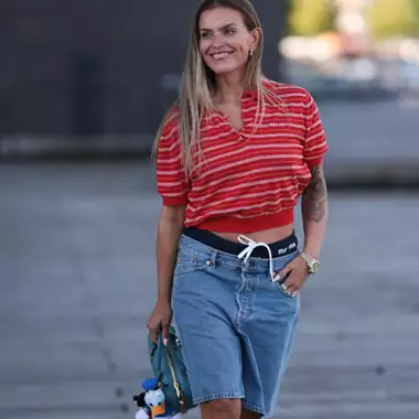 Τα κομψά καλοκαιρινά outfits που μπορείτε να κάνετε με τζιν σορτς