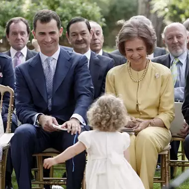 Βασίλισσα Σοφία | Όταν η τιάρα της θείας της έλαμψε σε μια από τις τελευταίες επιδείξεις μόδας του Gianni Versace