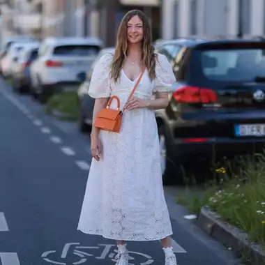 Τα λευκά φορέματα με κεντήματα είναι ό,τι πιο όμορφο θα φορέσετε το καλοκαίρι