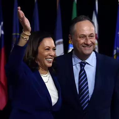 H Kamala Harris στα βήματα της Meghan Markle; | To δείπνο με παραγωγούς του Hollywood