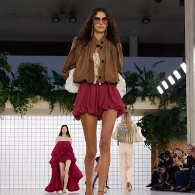 Οι 4 πιο πρωτότυποι χρωματικοί συνδυασμοί για να δοκιμάσετε στις εμφανίσεις του καλοκαιριού