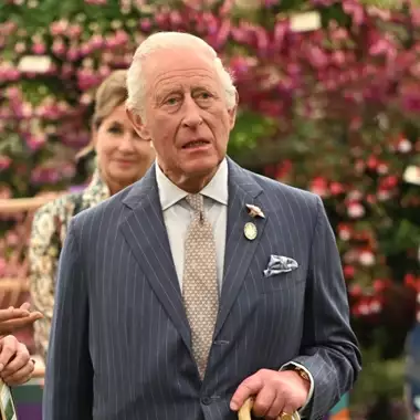 Ο βασιλιάς Κάρολος στέλνει σκληρό μήνυμα στον Harry στην εύστοχη επανένωση με τον αντίπαλό του