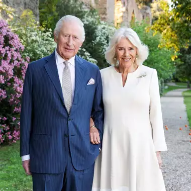 Βασιλιάς Καρολος & βασίλισσα Καμίλα | Τι διαφορετικό έχει φέτος η χριστουγεννιάτικη κάρτα τους;