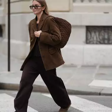 Το καφέ σακάκι που θα φοράτε από το πρωί ως το βράδυ τον χειμώνα του 2025