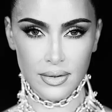 Kardashian effect | Τι κάνει μια γυναίκα να φαίνεται πιο νεανική και ελκυστική, σύμφωνα με την επιστήμη