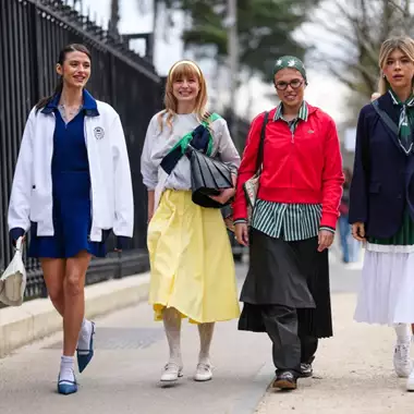 Πέντε ανοιξιάτικα looks που μπορείτε να κάνετε με μια φούστα