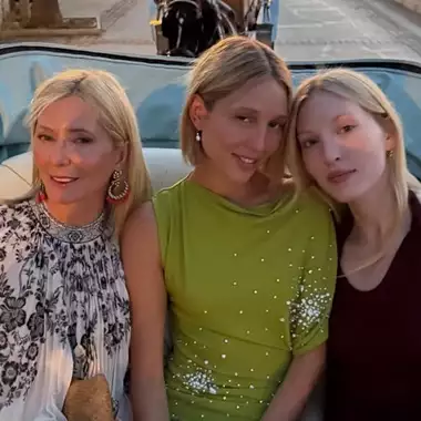 Μαρία Ολυμπία Ντε Γκρες | Στον γάμο του Νικόλα Νιάρχου με off season φόρεμα και ίσια σανδάλια