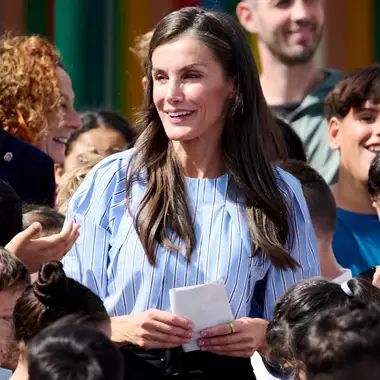 Letizia της Ισπανίας | Με ριγέ πουκάμισο και ψηλόμεση παντελόνα στην έναρξη της σχολικής χρονιάς