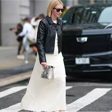 Τα καλύτερα looks με φούστα για γυναίκες άνω των 50