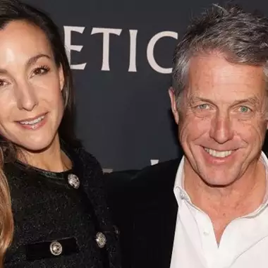 Hugh Grant | Εμφανίστηκε στο κόκκινο χαλί με τ�� σύζυγό του και αυτή τη φορά φαινόταν χαρούμενος