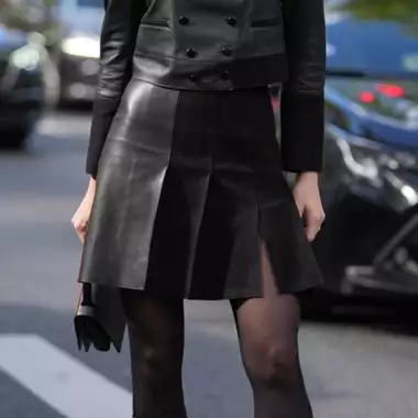 Sheer-Tights Manicure | Η "σκοτεινή" γοητεία του διάφανου καλσόν στα νύχια σας