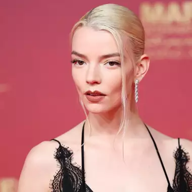 Anya Taylor-Joy | Το sculpted updo της είναι η απόλυτη πρόταση για τα ρεβεγιόν των Χριστουγέννων