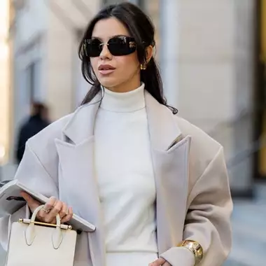 Αυτό είναι το γαλλικό αξεσουάρ που φορούν τώρα οι πιο chic γυναίκες στα μαλλιά τους