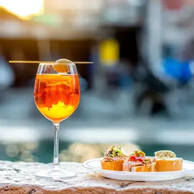 Γιατί ανοίγουν τόσα πολλά wine bars και spritzερίες στην Αθήνα