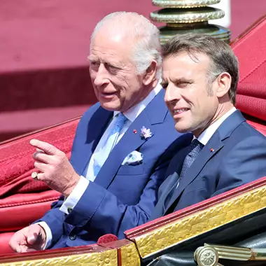 Emmanuel Macron | Η κίνησή του που μεταφράστηκε ως ασέβεια απέναντι στον βασιλιά Κάρολο