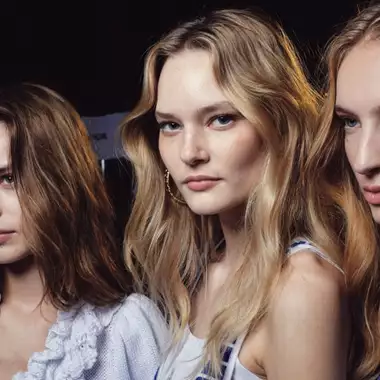 Αυτή παλέτα έχει όλα τα απαραίτητα για το πιο ξεχωριστό frosty μακιγιάζ των Χριστουγέννων