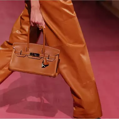 H τάση των East-West Bags στη μόδα του 2025