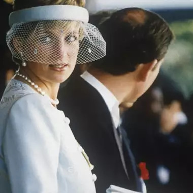 Η πρώην σύζυγος του Michael Douglas παντρεύτηκε τον ετεροθαλή αδελφό της πριγκίπισσας Diana