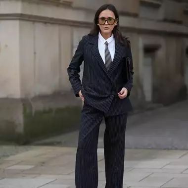 Αυτό το pinstripe κοστούμι γραφείου είναι στη γλυκιά απόχρωση που ταιριάζει σε όλες τις γυναίκες