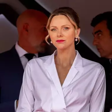 Η πριγκίπισσα Charlene επέλεξε μία τολμηρή μίντι φούστα στη νέα της εμφάνιση