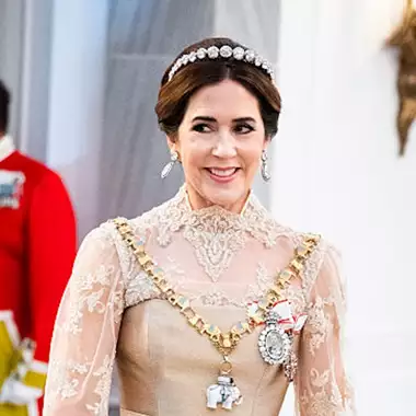 Mary της Δανίας | Σαν "βασίλισσα του χιονιού" με iconic φόρεμα και βραχιόλι με 128 διαμάντια