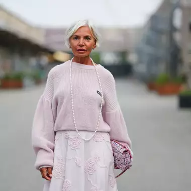 Οι 8 τάσεις που επιλέγουν για το φθινόπωρο του 2025 οι κομψές γυναίκες άνω των 50