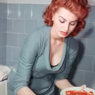 Από τα ντουλάπια των 70s στα μοντέρνα τραπέζια | Αυτά τα σερβίτσια αντίκες θα γίνουν περιζήτητα το 2026