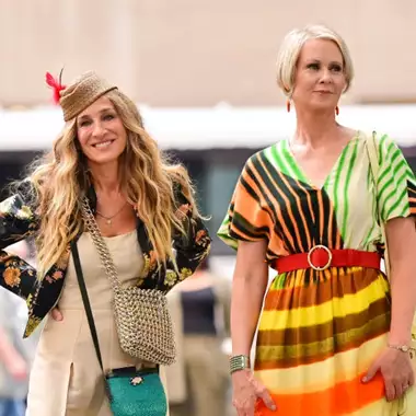 Gray is the New Chic | 5 τρόποι να ανανεώσετε τα γκρίζα μαλλιά σας με ανταύγειες