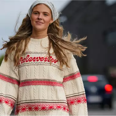 Τα 8 comfort looks για τις γιορτές που μπορείτε να κάνετε μ' ένα Xmas πουλόβερ