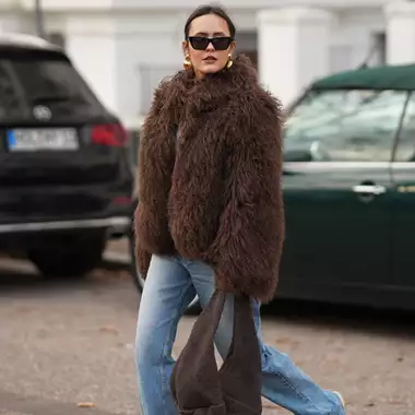 Η καφέ τσάντα που θα κρατάτε καθημερινά στο γραφείο και τις βόλτες σας