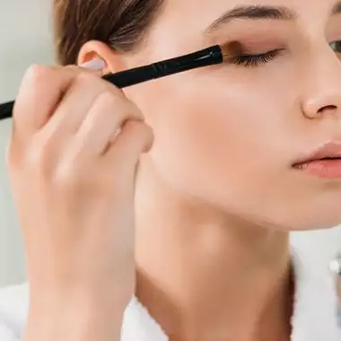 Αυτό το περίγραμμα κάνει τα μάτια να δείχνουν πιο ξεκούραστα και νεανικά