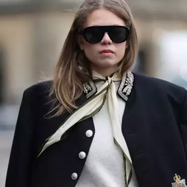 Το pointelle μπλουζάκι που θα δώσει αέρα από '90s στην εμφάνισή σας