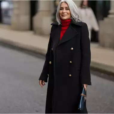 Cozy & Chic | 5 γιορτινά outfits για γυναίκες άνω των 50 που συνδυάζουν άνεση και κομψότητα