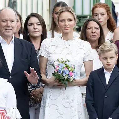 Πριγκίπισσα Charlene | Σε νέα εμφάνιση με τη λευκή δαντέλα που αγαπούσε η βασίλισσα Ελισάβετ