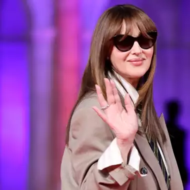 H νέα εντυπωσιακή εμφάνιση της Monica Bellucci με σακάκι και γραβάτα