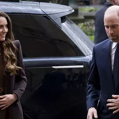 Δώρο από τον πρίγκιπα William; Η Kate Middleton με κόσμημα σε σχήμα καρδιάς σε νέα της εμφάνιση