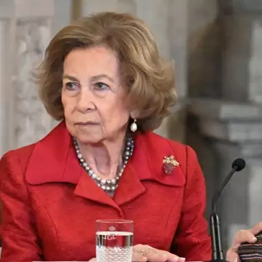 Η βασίλισσα Σοφία με ένα κόκκινο tweed σακάκι και μία ξεχωριστή καρφίτσα