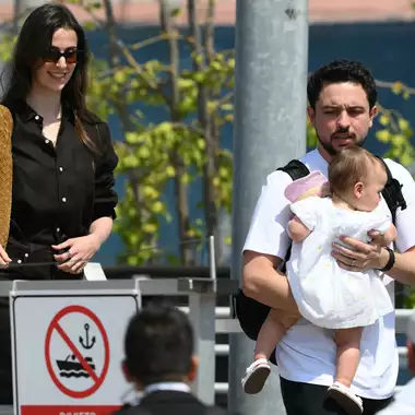 Βενετία | Η αναχώρηση της πριγκίπισσας Rajwa και του πρίγκιπα Hussein με τη μικρή Iman