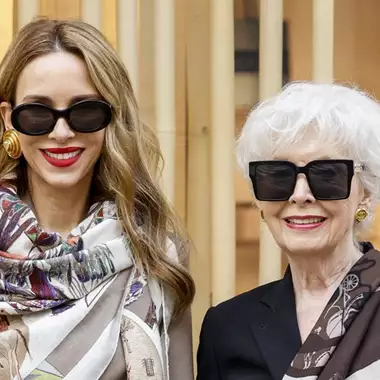 Fashionistas over 50 | Η λεπτομέρεια στις γιορτινές εμφανίσεις τους που "κρύβει" χρόνια από το πρόσωπο