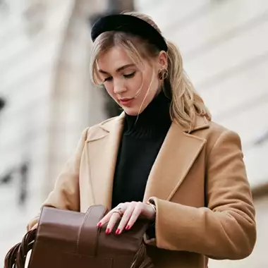 7 χειμωνιάτικα μανικιούρ που κάνουν ακόμα και το πιο απλό σύνολο να δείχνει ακριβό