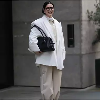 Πέντε τρόποι για να φορέσετε το πιο δημοφιλές παντελόνι της άνοιξης