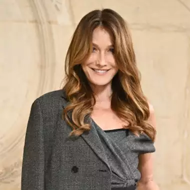 Carla Bruni | H 13χρονη κόρη της, Giulia Sarkozy αποκλείστηκε από το TikTok