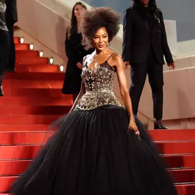 Naomi Campbell | Η σπάνια εμφάνιση στις Κάννες με τα φυσικά της afro μαλλιά
