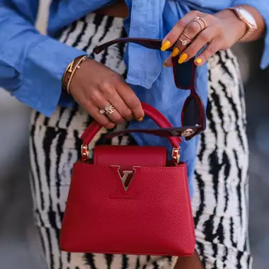 6 αποχρώσεις μανικιούρ που θα αναδείξουν το μαύρισμά σας αυτό το καλοκαίρι