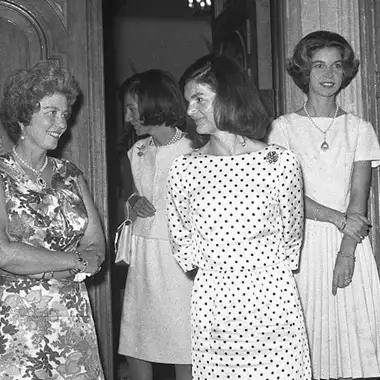 1963 | Όταν η Jackie Kennedy συνάντησε τον βασιλιά Παύλο στην Αθήνα και έκανε βόλτα στο κάμπριο με τον Κωνσταντίνο