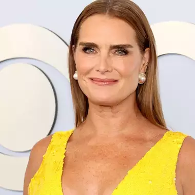 Brooke Shields | Η εντυπωσιακή της σιλουέτα και η πόζα με μπίκίνι στα 59 της χρόνια