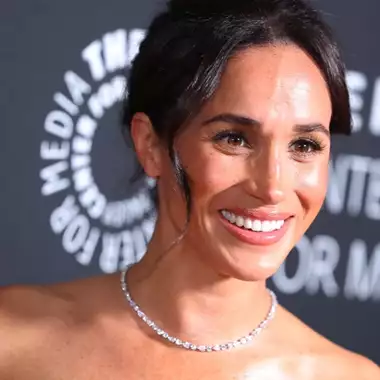 Meghan Markle | Τα διακριτικά κοσμήματα με τα οποία συνδύασε το total black σύνολό της