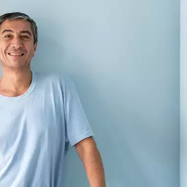 Γιάννης Σεργάκης | Οι λεπτομέρειες μιας τυπικής ημέρας του μεταξύ δημιουργίας και έμπνευσης